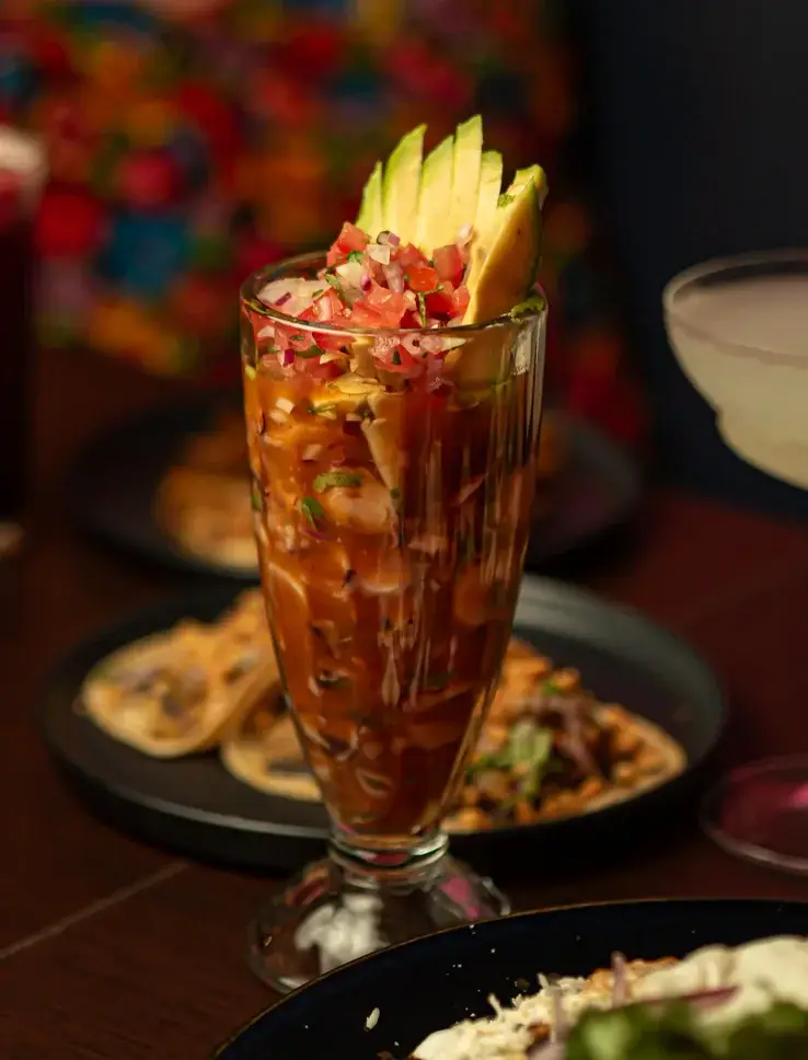 Cóctel de camarón estilo mexicano con aguacate y salsa artesanal