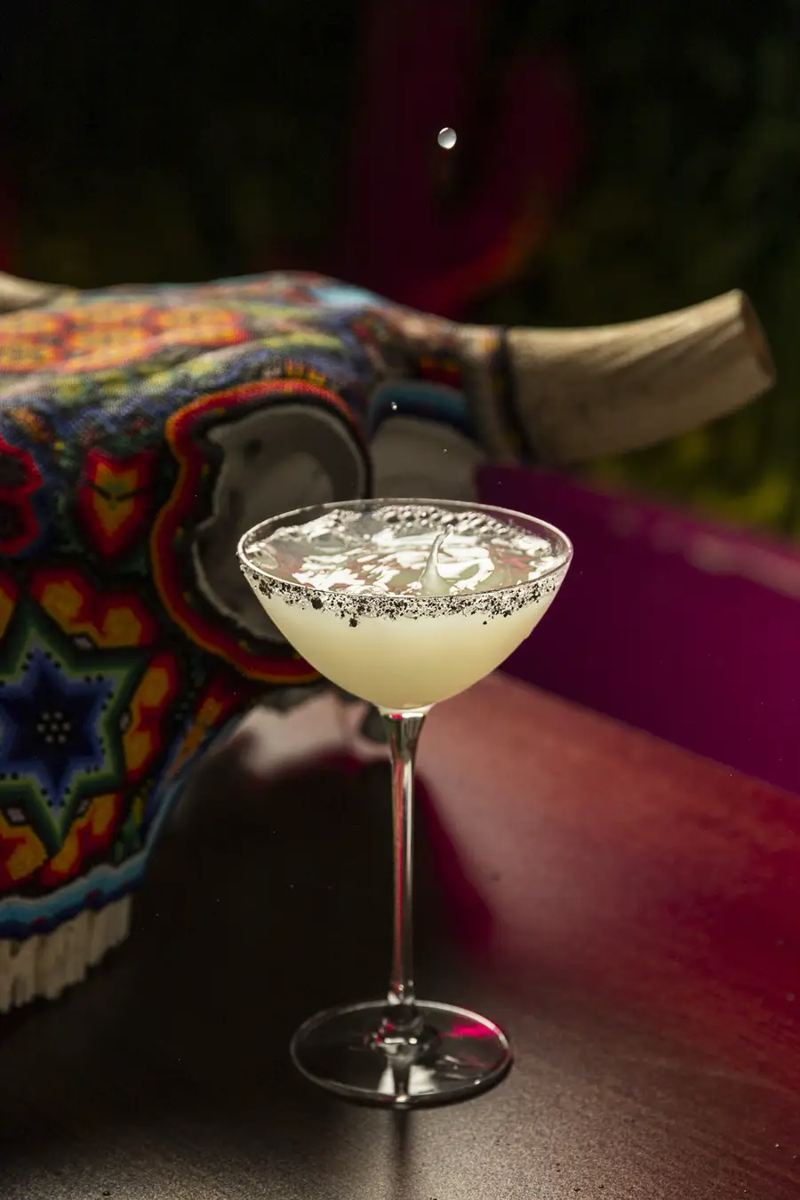 Bartender sirviendo una margarita clásica con borde de sal en Piñata Cantina