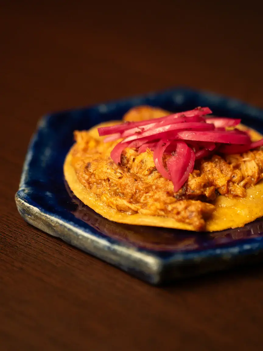 Panucho de cochinita pibil con cebolla encurtida en Piñata Cantina, restaurante mexicano en Barcelona