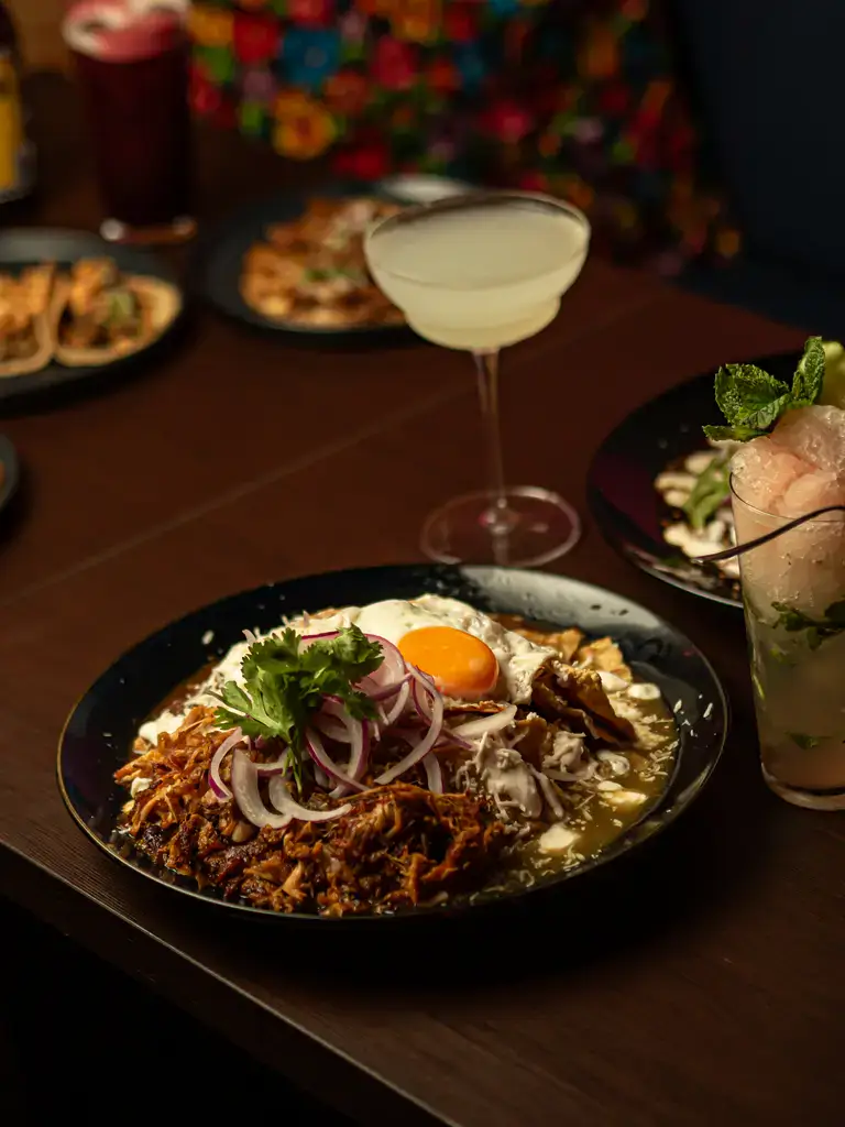 Chilaquiles con margarita del brunch mexicano de Piñata Cantina en Barcelona