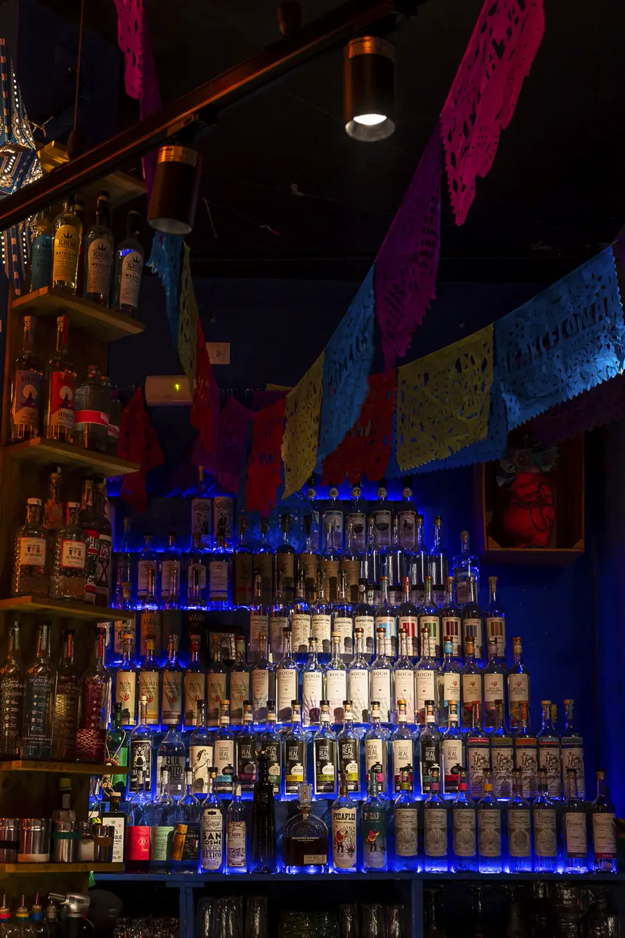 Pared con más de 300 botellas de mezcal y tequila en la barra de Piñata Cantina